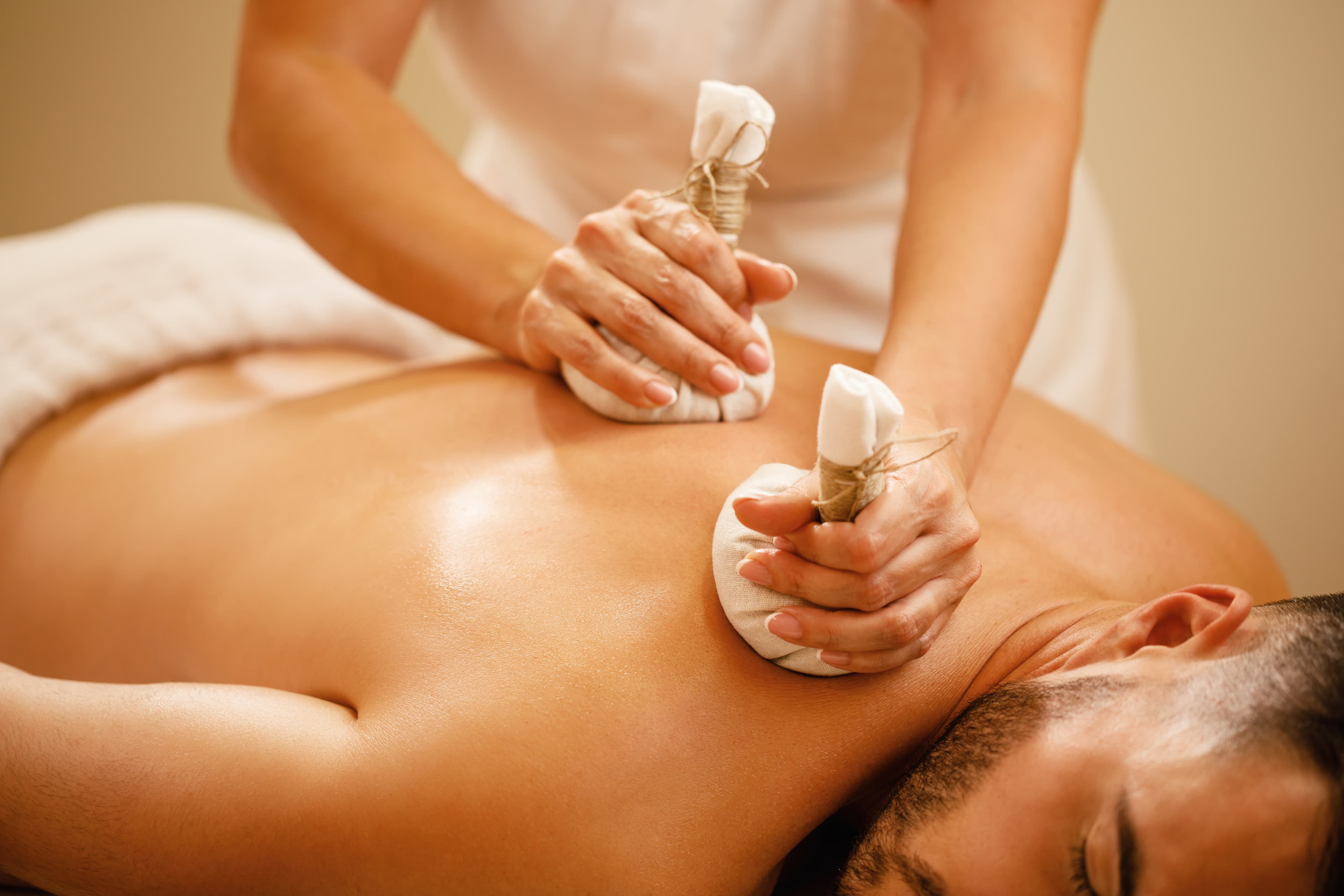 Traditionele Kruidenstempel Massage — sfeerbeeld van de behandeling bij Majorille Garden